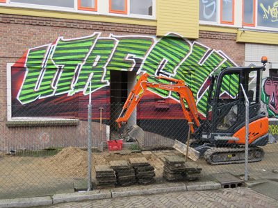 829761 Afbeelding van graffiti met de gestileerde tekst UTRECHT , op de voorgevel van het leegstaande pand Tomaatstraat ...